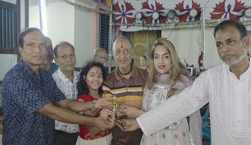 শ্রীনগরে ৮৫ মন্দিরে পঞ্চপ্রদীপ ও শাড়ি বিতরণ করলেন চিত্রনাইকা ডা. জাকিয়া কামাল মুন