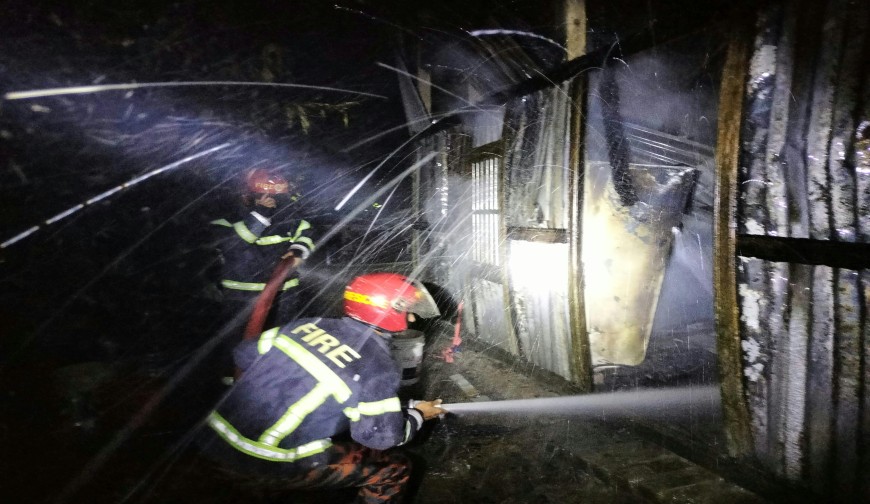 সিরাজদীখানে আগুনে পুড়ল বসতঘর ও রান্নাঘর, রক্ষা পেল আশপাশের বাড়ি