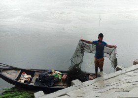 গজারিয়ায় নিষিদ্ধ জালে সংকটে দেশি মাছ.