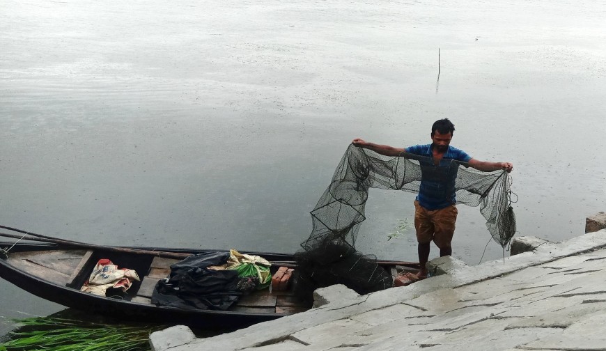 গজারিয়ায় নিষিদ্ধ জালে সংকটে দেশি মাছ.